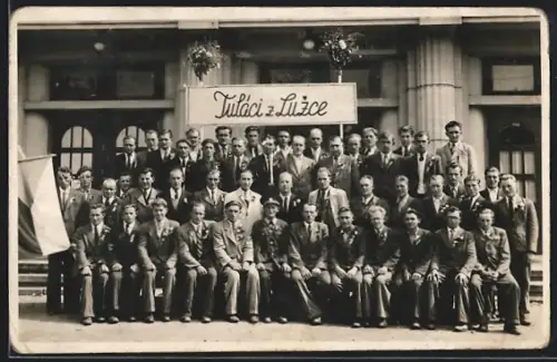 Foto-AK Lucec nad Cidlinov, Tulaci z Luzce, Junge Männer mit weisser Fahne vor einem Gebäude