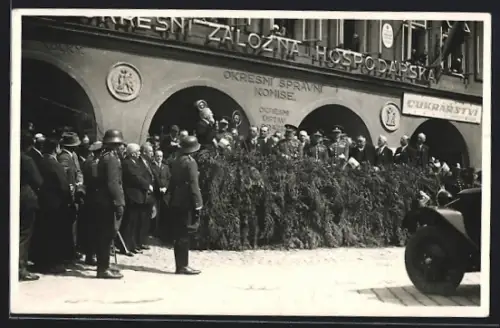 Foto-AK Jaromer, Okresni Spravni Komise, Redner mit Militärs u. Honoratioren vor einem Gebäude, 1935