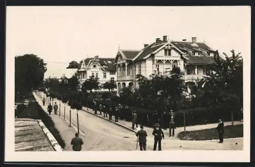 AK Lazne Velichovky, Strassenpartie mit Villen und Passanten aus der Vogelschau