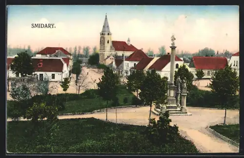 AK Smidary, Säulendenkmal mit Anlage u. Ortspanorama, mit Kirche