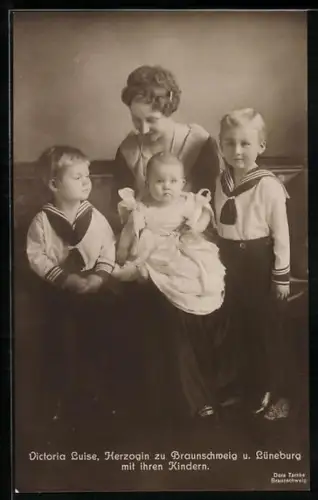 AK Victoria Luise von Braunschweig u. Lüneburg mit ihren Kindern