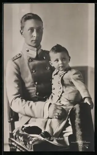 AK Porträt Kronprinz Wilhelm von Preussen mit seinem Söhnchen