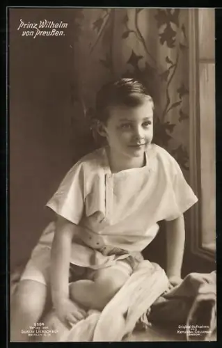 AK Prinz Wilhelm von Preussen hockt in Sommerkleidung auf einer Fensterbank