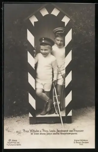 AK Prinz Wilhelm u. Prinz Louis Ferdinand von Preussen im Wachhäuschen