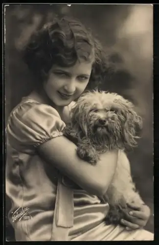 Foto-AK Fräulein mit zotteligem Terrier