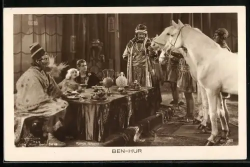 AK Szene aus dem Film Ben Hur, Ramon Novarro betrachtet Pferde