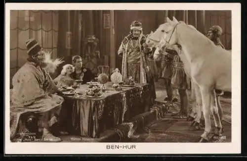 AK Szene aus dem Film Ben Hur, Ramon Novarro betrachtet Pferde