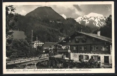 AK Berchtesgaden, Blick vom Bahnhofplatz auf Gasthof Bruck`nhäusl mit dem Hohen Brett