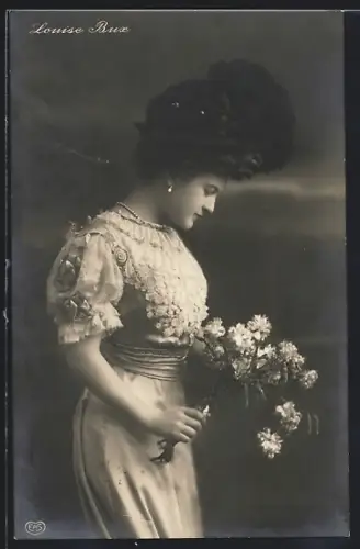 AK Schauspielerin Louise Bux mit Blumenstrauss