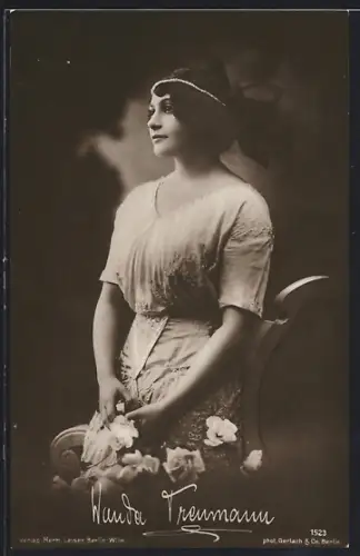 AK Wanda Treumann mit Blumen, Portrait