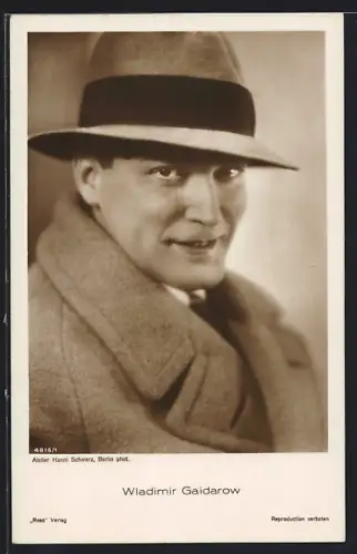 AK Schauspieler Wladimir Gaidarow mit Hut und Mantel
