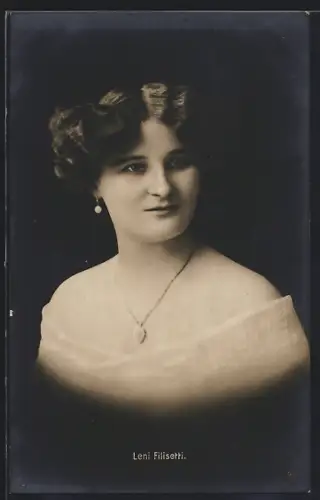 AK Leni Filisetti mit Medaillon