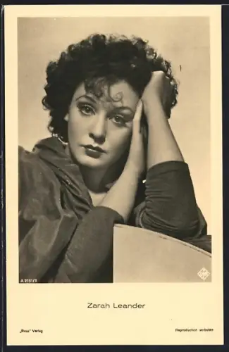 AK Schauspielerin Zarah Leander nachdenklich den Kopf an die Arme gelehnt