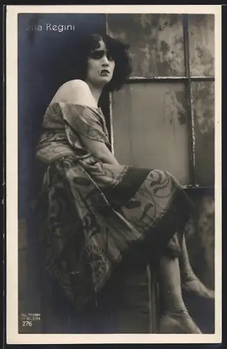 AK Hella Regini mit Zigarette im Mundwinkel