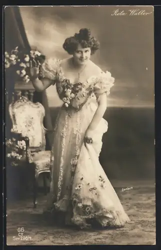 AK Opernsängerin Reta Walter im Blumenkleid mit Rüschen
