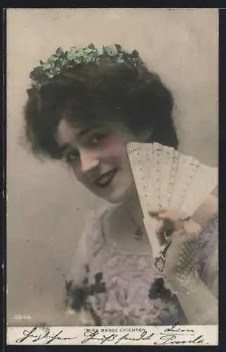 AK Madge Crichton mit einem Fächer in der Hand