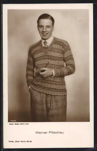 AK Schauspieler Werner Pittschau im Pullover mit Pfeife