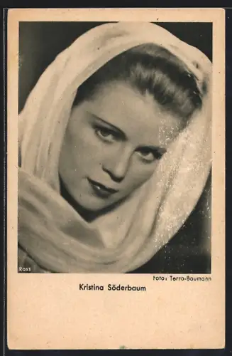AK Schauspielerin Kristina Söderbaum trägt einen Schal