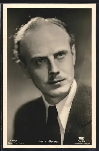 AK Schauspieler Hans Nielsen im Anzug mit ernsten Blick seitlich schauend