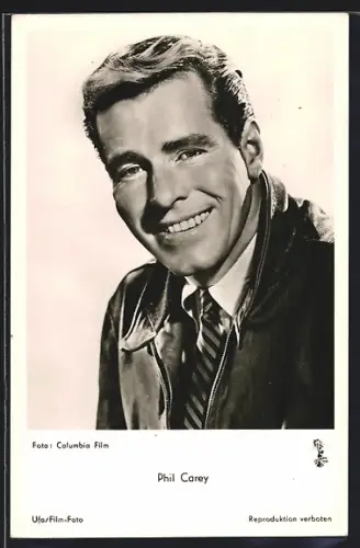 AK Schauspieler Phil Carey lächelt breit