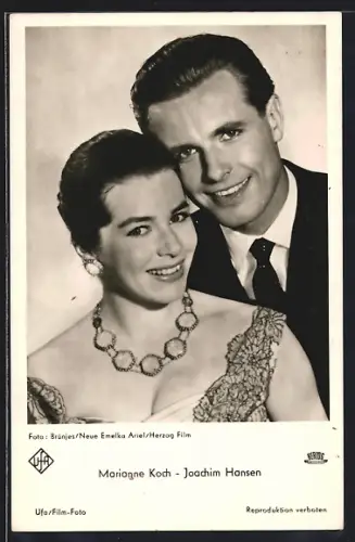 AK Schauspieler Marianne Koch und Joachim Hansen in Abendkleidung