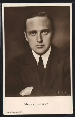 AK Schauspieler Harry Liedtke im Anzug mit verschränkten Armen nach vorne schauend