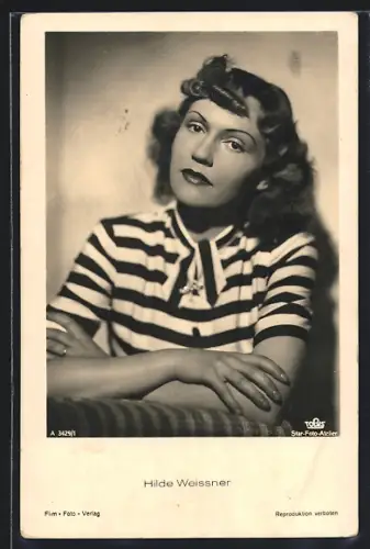 AK Schauspielerin Hilde Weissner im gestreiften Gewand