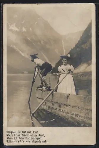 AK Königssee / Obb., Trachtenpaar im Ruderboot vor Bergkulisse