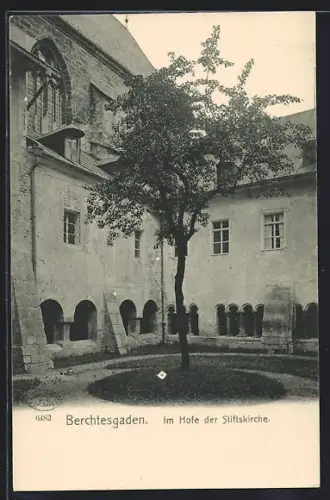 AK Berchtesgaden, Im Hofe der Stiftskirche