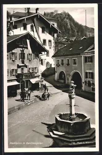 AK Berchtesgaden, Marktplatz mit Brunnen und historischen Gebäuden