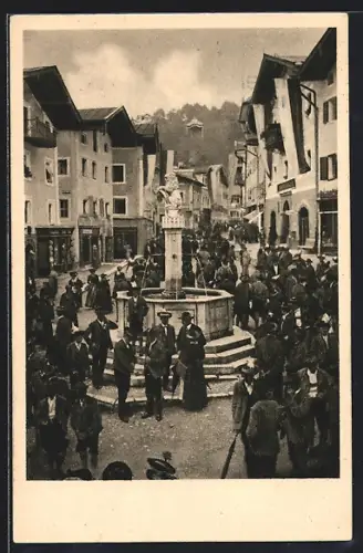 AK Berchtesgaden, Marktplatz mit Brunnen und Menschenmenge