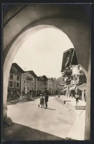 AK Berchtesgaden, Blick durch Tor auf den Marktplatz