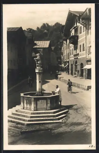 AK Berchtesgaden, Marktplatz mit Brunnen, historische Gebäude