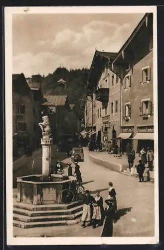 AK Berchtesgaden, Marktplatz mit Brunnen und Geschäften