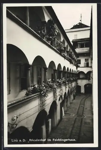 AK Linz a. D., Arkadenhof im Feichtingerhaus