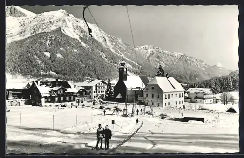 AK Ramsau am Dachstein, Ortspartie mit Kirche und Skifahrern