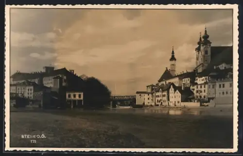 AK Steyr /O. Ö., Uferpartie mit Kirche
