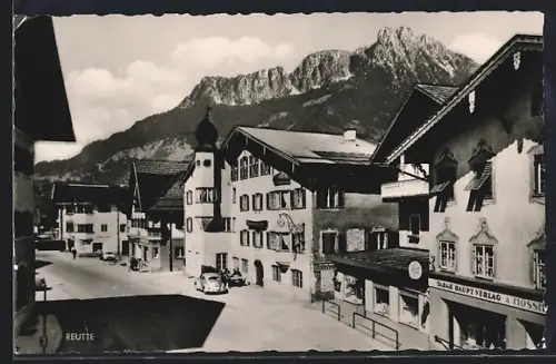 AK Reutte /Tirol, Strassenpartie vor Bergkulisse, VW-Käfer vor einem Haus