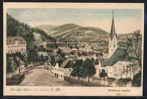 Künstler-AK Weisskirchen bei Wels, Strassenpartie mit Kirche