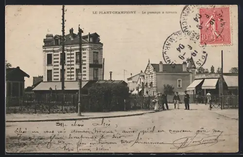 AK Le Plant-Champigny, Le passage à niveau