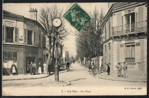 AK La Pie, La Place avec horloge et passants