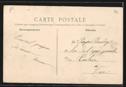 AK La Pie, La Place avec horloge et passants