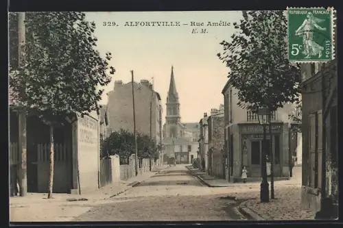 AK Alfortville, Rue Amélie avec vue sur l`église en arrière-plan