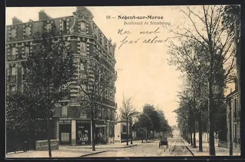 AK Nogent-sur-Marne, Boulevard de Strasbourg avec immeubles et arbres alignés