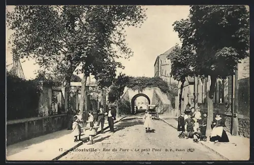AK Alfortville, Rue du Parc, Le petit Pont avec enfants jouant et passants