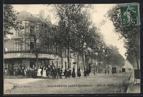 AK Villeneuve-Saint-Georges, Rue de Paris avec passants et bâtiments historiques