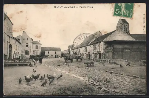 AK Marly-la-Ville, Ferme Filou et la place animée avec des poules et des charrettes