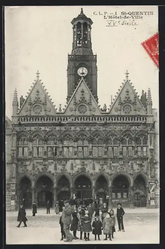 AK St-Quentin, L`Hôtel-de-Ville du XVe siècle avec des passants sur la place