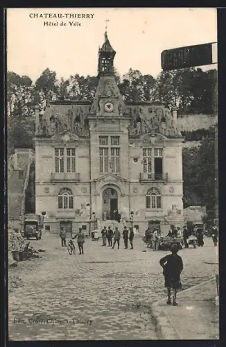 AK Château-Thierry, Hôtel de Ville et scène animée sur la place