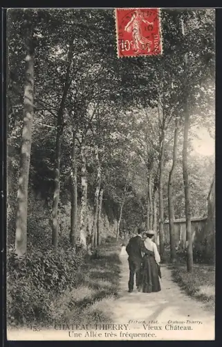 AK Château-Thierry, Vieux Château, une allée très fréquentée
